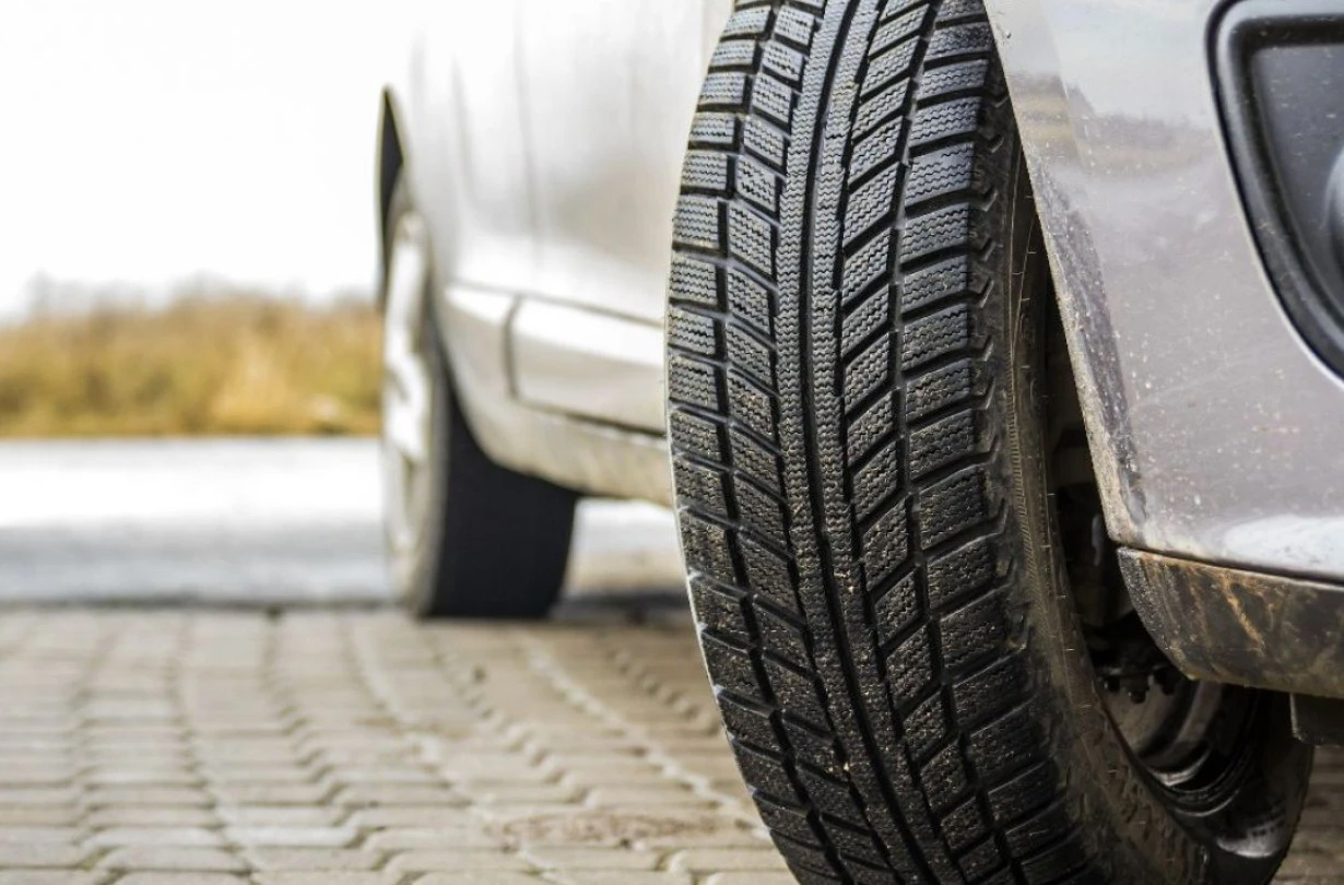 Σχεδόν 800 ρυπογόνα μόρια προέρχονται από τα λάστιχα