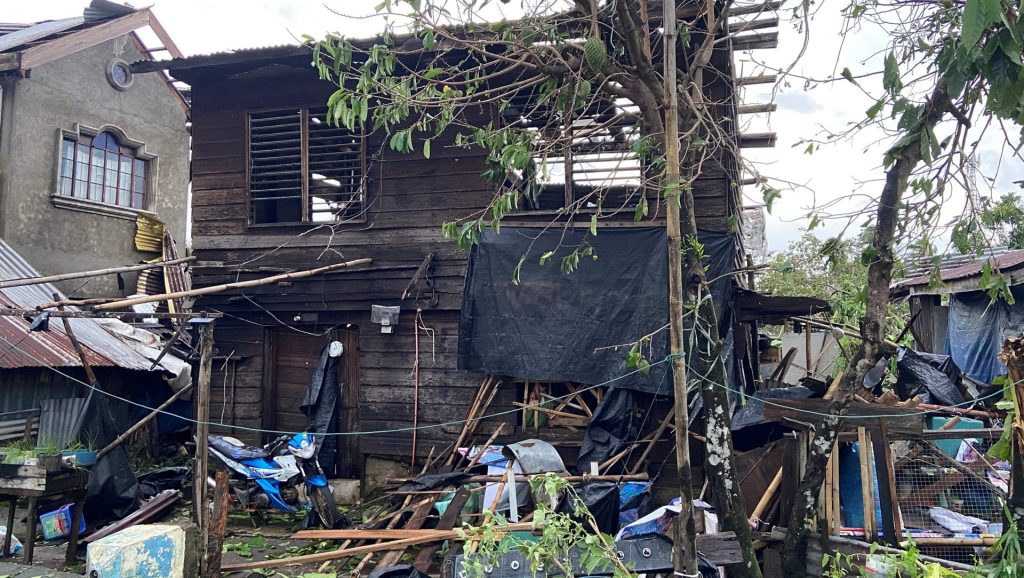 Ο τυφώνας Καλμάγκι «σάρωσε» τις Φιλιππίνες: Οι κάτοικοι σκαρφάλωσαν στις στέγες σπιτιών για να σωθούν (βίντεο)