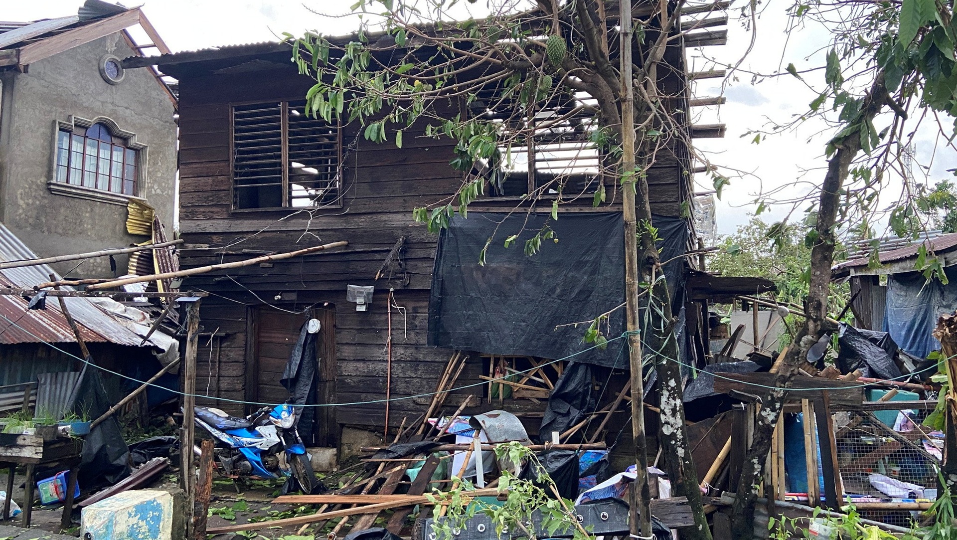 Ο τυφώνας Καλμάγκι «σάρωσε» τις Φιλιππίνες: Οι κάτοικοι σκαρφάλωσαν στις στέγες σπιτιών για να σωθούν (βίντεο)