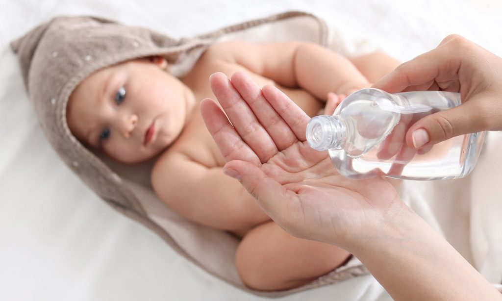 Οι εννέα χρήσεις που έχει το baby oil στο σπίτι