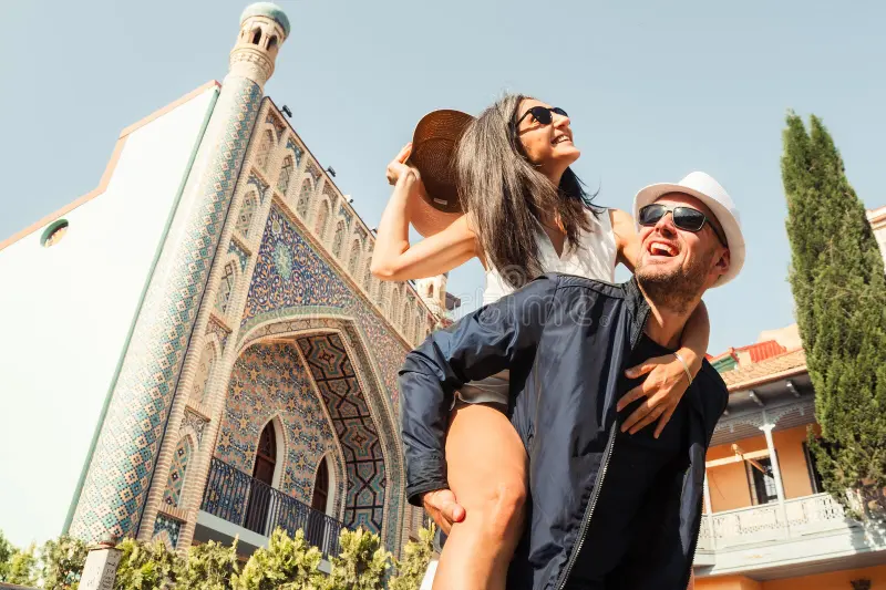 Bίντεο: Ζήτησε από έναν άνδρα με… κίτρινο εσώρουχο να βγει φωτογραφία με την σύζυγό του!