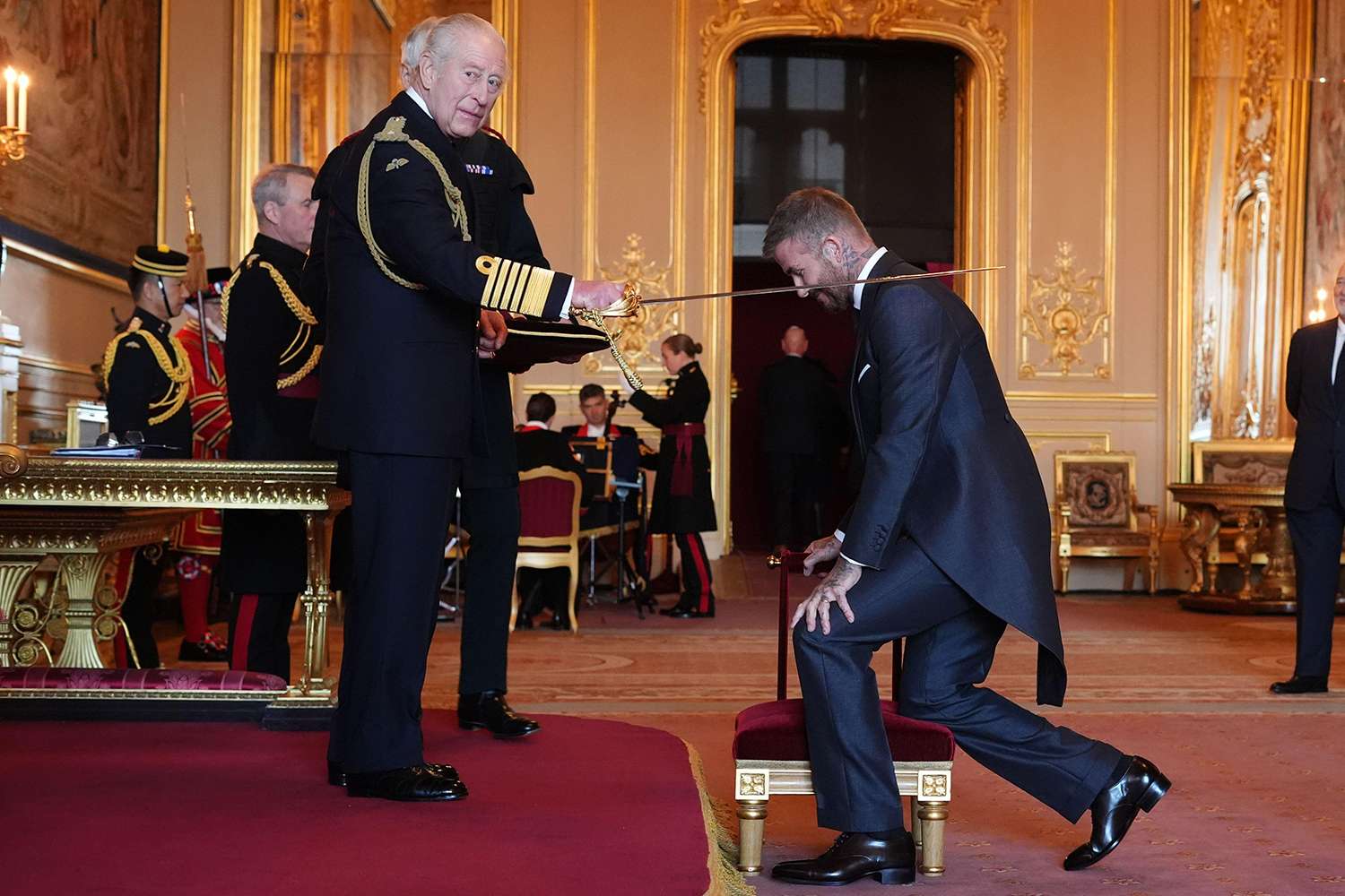 «Sir» από σήμερα ο Ντέιβιντ Μπέκαμ: Χρίστηκε Ιππότης από τον Βασιλιά Κάρολο