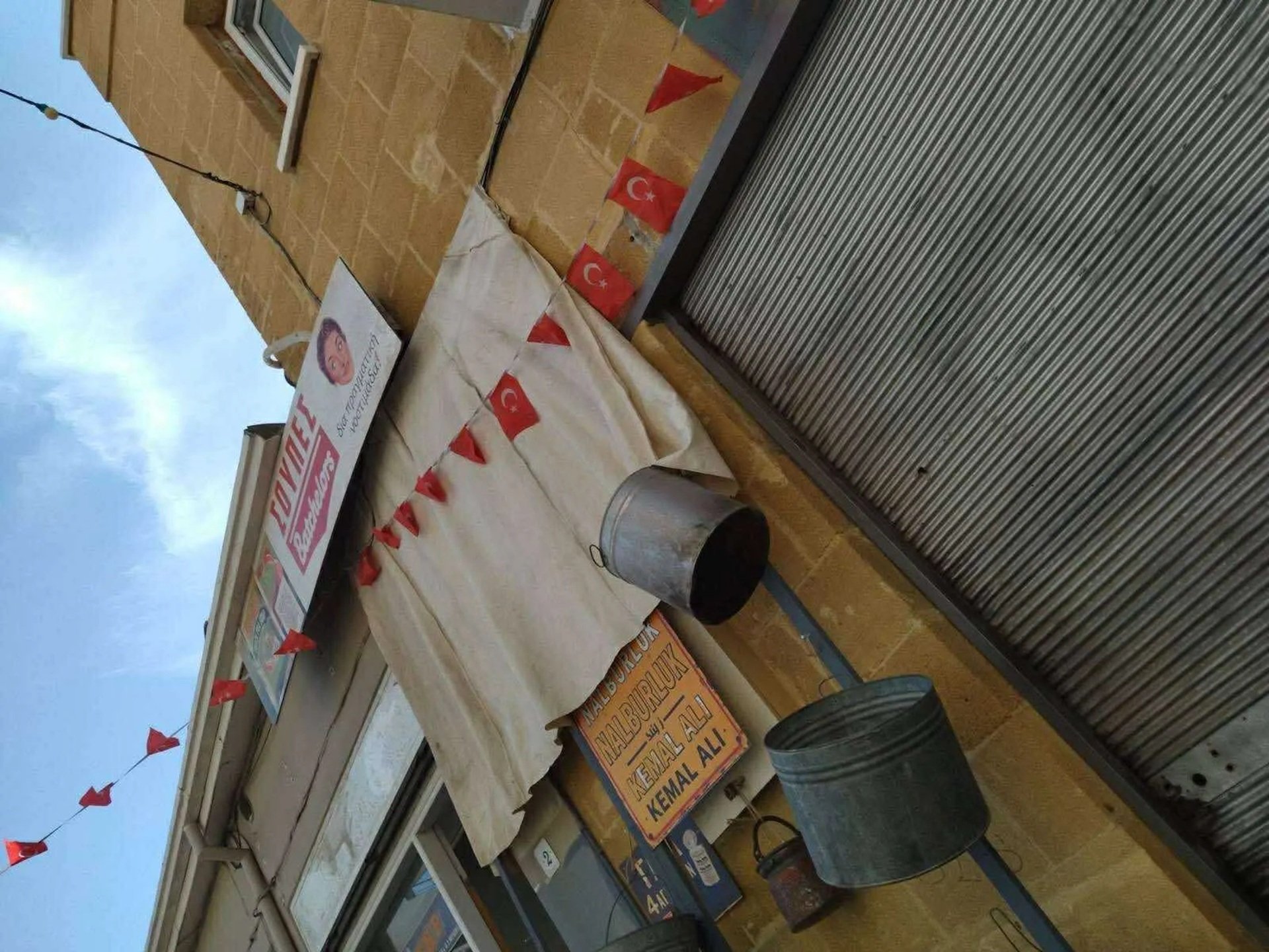 Οργή για τουρκικές σημαίες στο κέντρο της Λευκωσίας