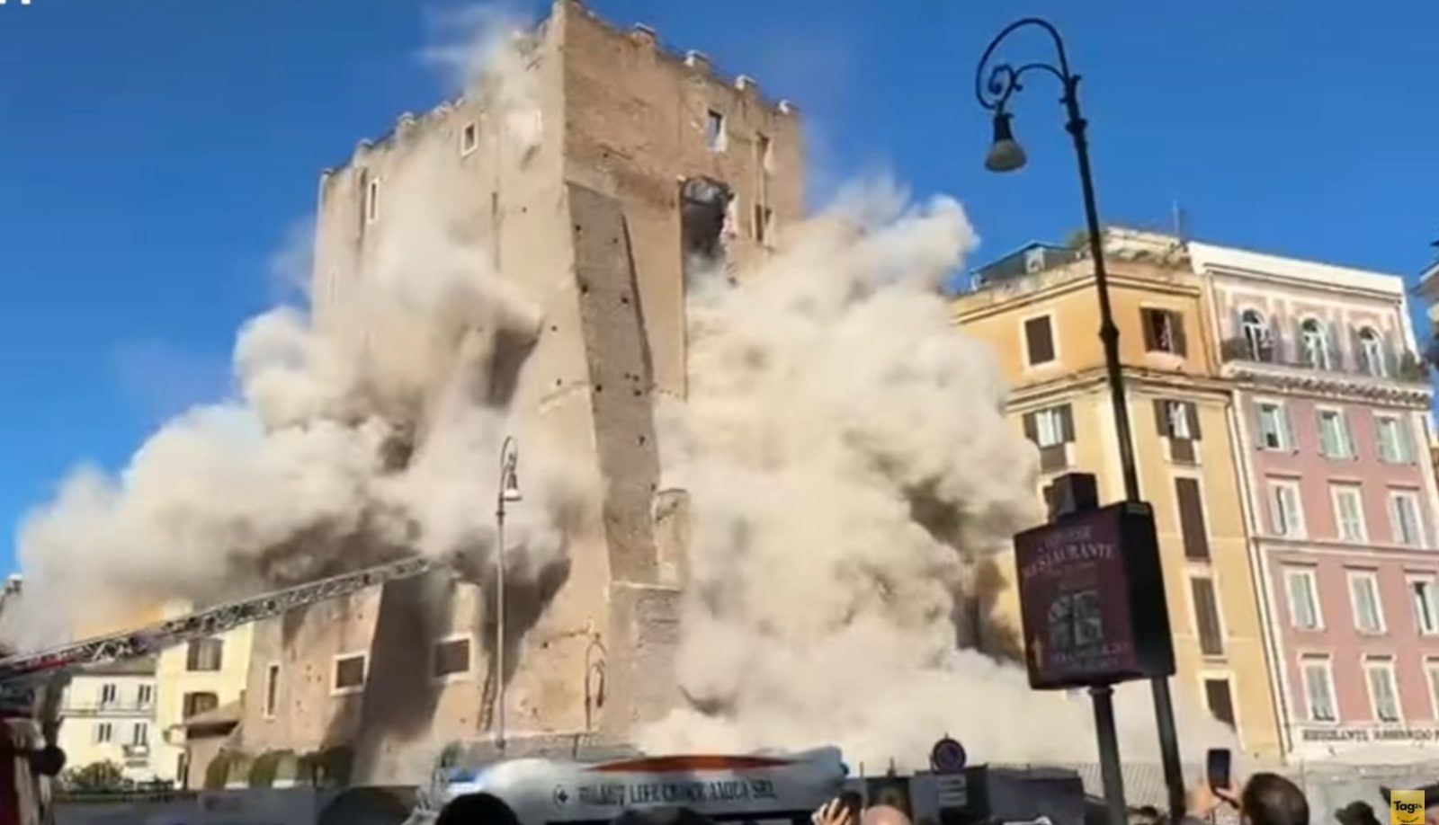 Ένας νεκρός από την κατάρρευση του μεσαιωνικού πύργου στη Ρώμη: Υπέκυψε στα τραύματά του εργάτης