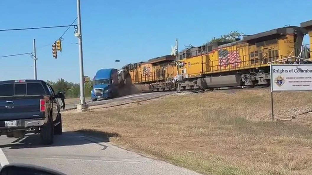 Βίντεο: Νταλίκα που μετέφερε οχήματα «κόλλησε» στις ράγες και συγκρούστηκε με τρένο στο Τέξας