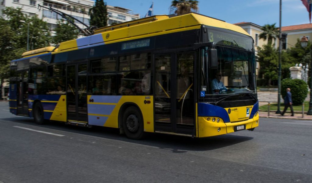 Φωτιά από μηχανική βλάβη σε τρόλεϊ στο κέντρο της Αθήνας