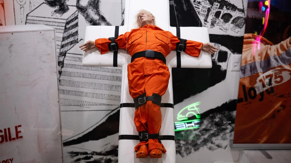 Ελβετία: Άγαλμα που απεικονίζει τον Ν.Τραμπ ως σταυρωμένο εκτίθεται στη Βασιλεία!