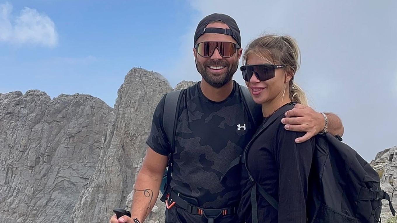 O Ηλίας Βρεττός μίλησε για την σύζυγό του και αποκάλυψε τον τρόπο που της έκανε πρόταση γάμου (βίντεο)