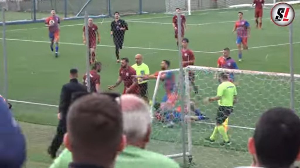 Παιχνίδι της Β’ΕΠΣΑ έγινε «ροντέο» – Παίκτης άρχισε στις κλωτσιές και τις μπουνιές τους αντιπάλους του (βίντεο)