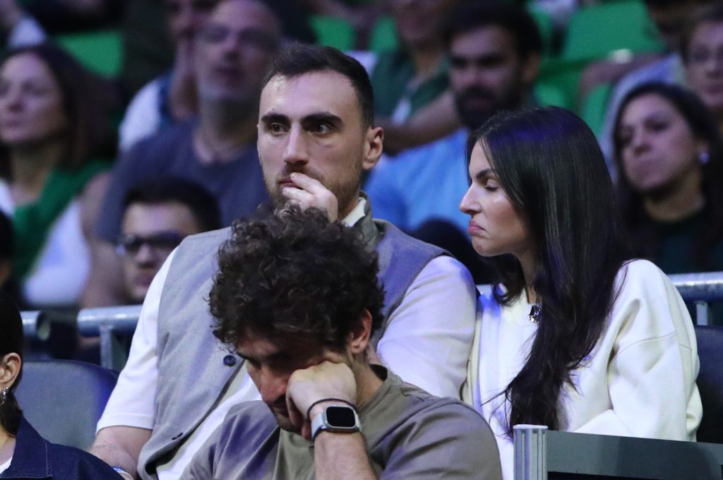 Παίκτες του Ολυμπιακού στον πρώτο αγώνα του Τζόκοβιτς που γίνεται στην Αθήνα – Δείτε φωτογραφίες