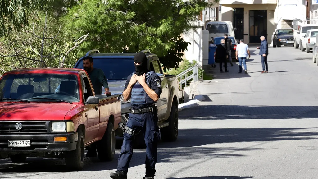 Βορίζια: Η στιγμή που συνεργείο τηλεοπτικού σταθμού δέχεται επίθεση – «Τι τραβάς ρε;» (βίντεο)