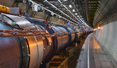 Ψυχικός ερευνητής ισχυρίζεται ότι το CERN άνοιξε πύλη επικοινωνίας με εξωγήινα όντα – Πως εμπλέκει τον 3I/ATLAS