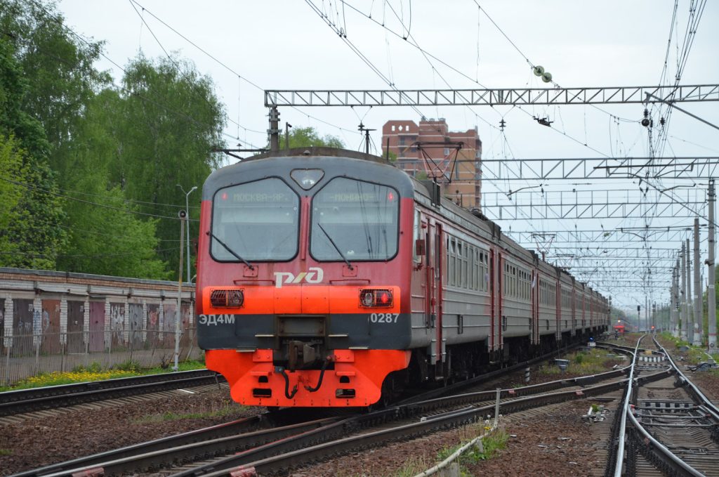 Ρωσία: Η στιγμή που νεαρή σώζει ηλικιωμένη από διερχόμενο τρένο στον σταθμό Μπολσέβο (βίντεο)