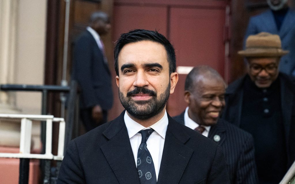 Η «μπαρουφολογία» των ελληνικών ΜΜΕ για Μαμντάνι: Τον «έχρισαν» μελλοντικό πρόεδρο των ΗΠΑ ενώ γεννήθηκε Ουγκάντα!