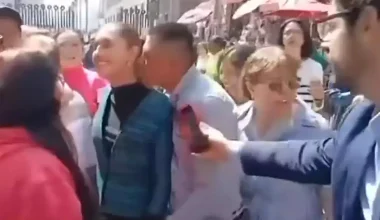 Βίντεο: Ένας άγνωστος άνδρας «χούφτωσε» ανενόχλητος την πρόεδρο του Μεξικού Κλαούντια Σέινμπαουμ!