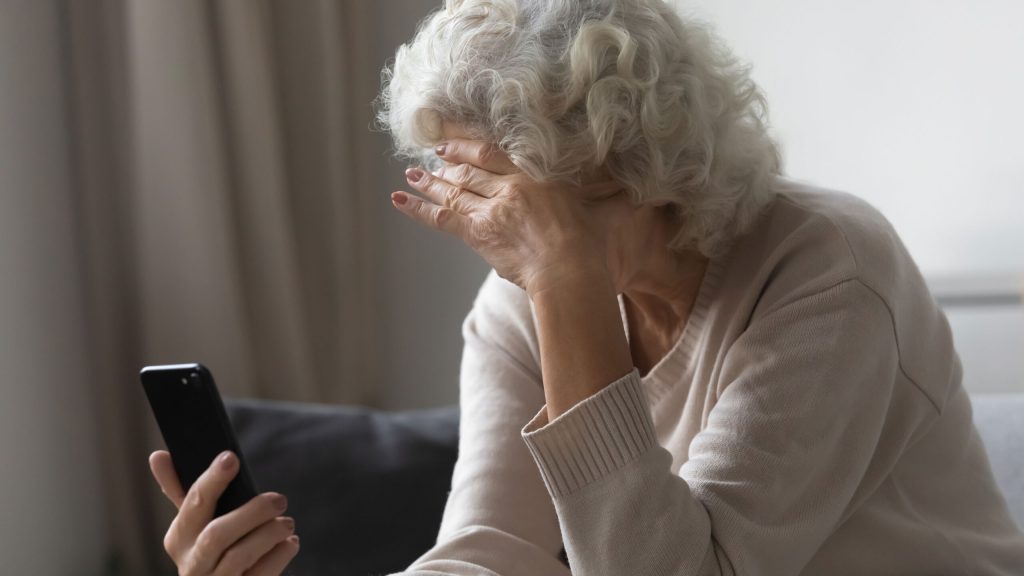 Νέα τηλεφωνική απάτη: Επιτήδειοι εξαπάτησαν 72χρονη στη Ρόδο και της άρπαξαν χρήματα και κοσμήματα