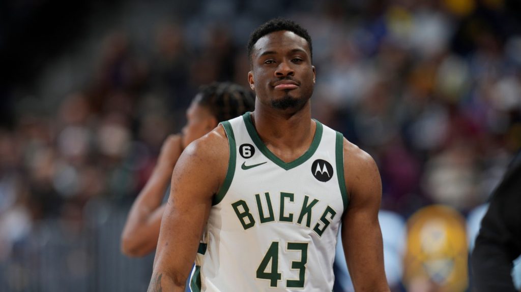 Το βίντεο του υπ.Ανάπτυξης με τον «elevator» Θ.Αντετοκούνμπο για την… απογραφή των ανελκυστήρων