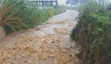 Κακοκαιρία στη Σκιάθο: Πλατανιάς και Κολιός σε κατάσταση έκτακτης ανάγκης (φωτό)