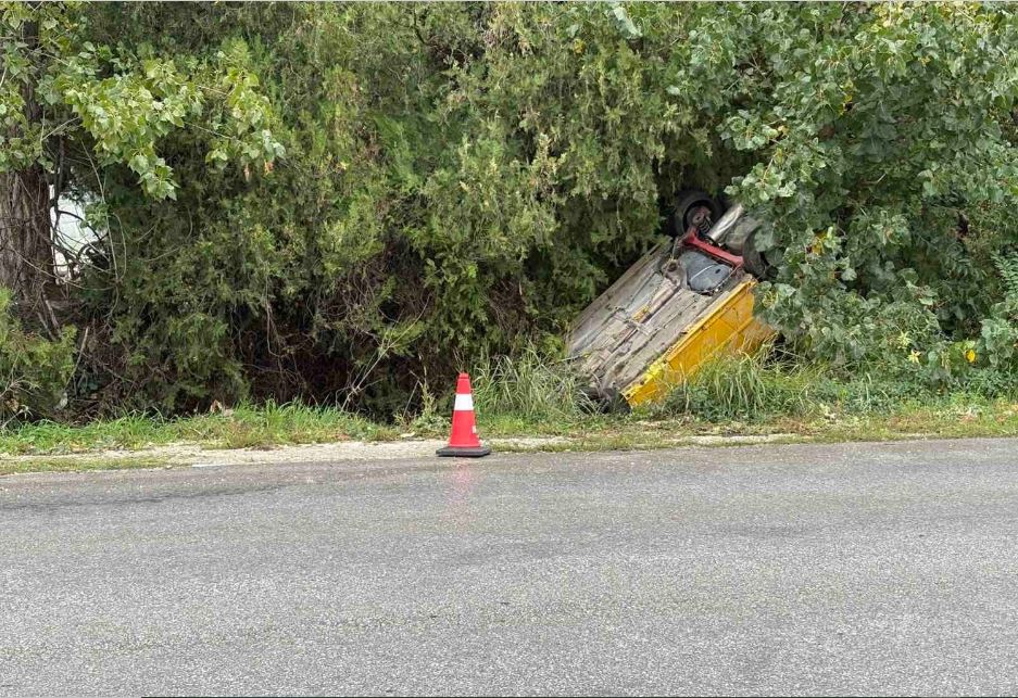 Λάρισα: Αυτοκίνητο εξετράπη της πορείας του και τούμπαρε – Στο νοσοκομείο ο οδηγός του (φωτο)