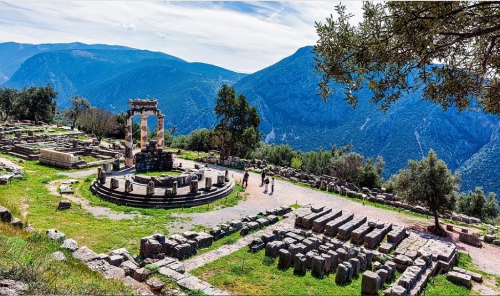 Δελφοί: Το ιερότερο σημείο της Αρχαίας Ελλάδας εντυπωσιάζει μέχρι και σήμερα – Δείτε φωτογραφίες