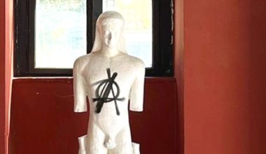 Καταδικάστηκε σε 14 μήνες φυλάκιση φοιτητής του ΕΜΠ για συνθήματα που έγραψε σε τοίχο του πανεπιστημίου