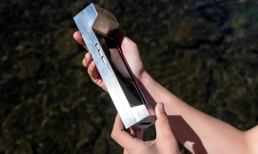 Θήκη κινητού 3 κιλών: Η πιο ακραία λύση στην εξάρτηση από το smartphone