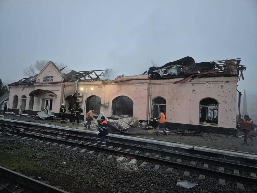 Οι ρωσικές δυνάμεις κτύπησαν σιδηροδρομικό σταθμό στο Καμένσκογιε: Δείτε εικόνες