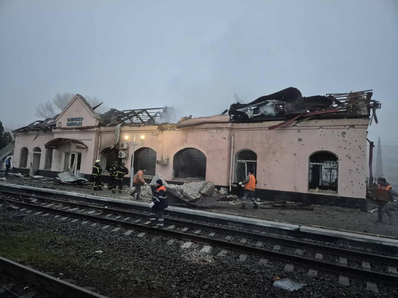 Οι ρωσικές δυνάμεις κτύπησαν σιδηροδρομικό σταθμό στο Καμένσκογιε: Δείτε εικόνες