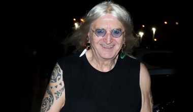 Ν.Καρβέλας: «Οι λέξεις “πατέρας” και “μητέρα” αποτελούν ύβρη»!