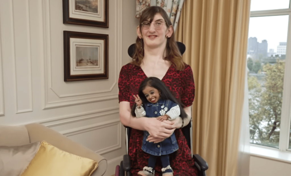 Λονδίνο: Η πιο κοντή γυναίκα στον κόσμο συναντήθηκε με την ψηλότερη – Δείτε εικόνες