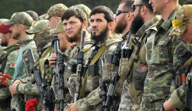 Ρώσος στρατιώτης της Akhmat επιδεικνύει το γερμανικό αντιαρματικό Matador 90mm μετά από μάχη – Δείτε βίντεο