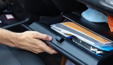 Κίνδυνος για το αυτοκίνητο: Τα δύο αντικείμενα που δεν πρέπει ποτέ να μείνουν μέσα