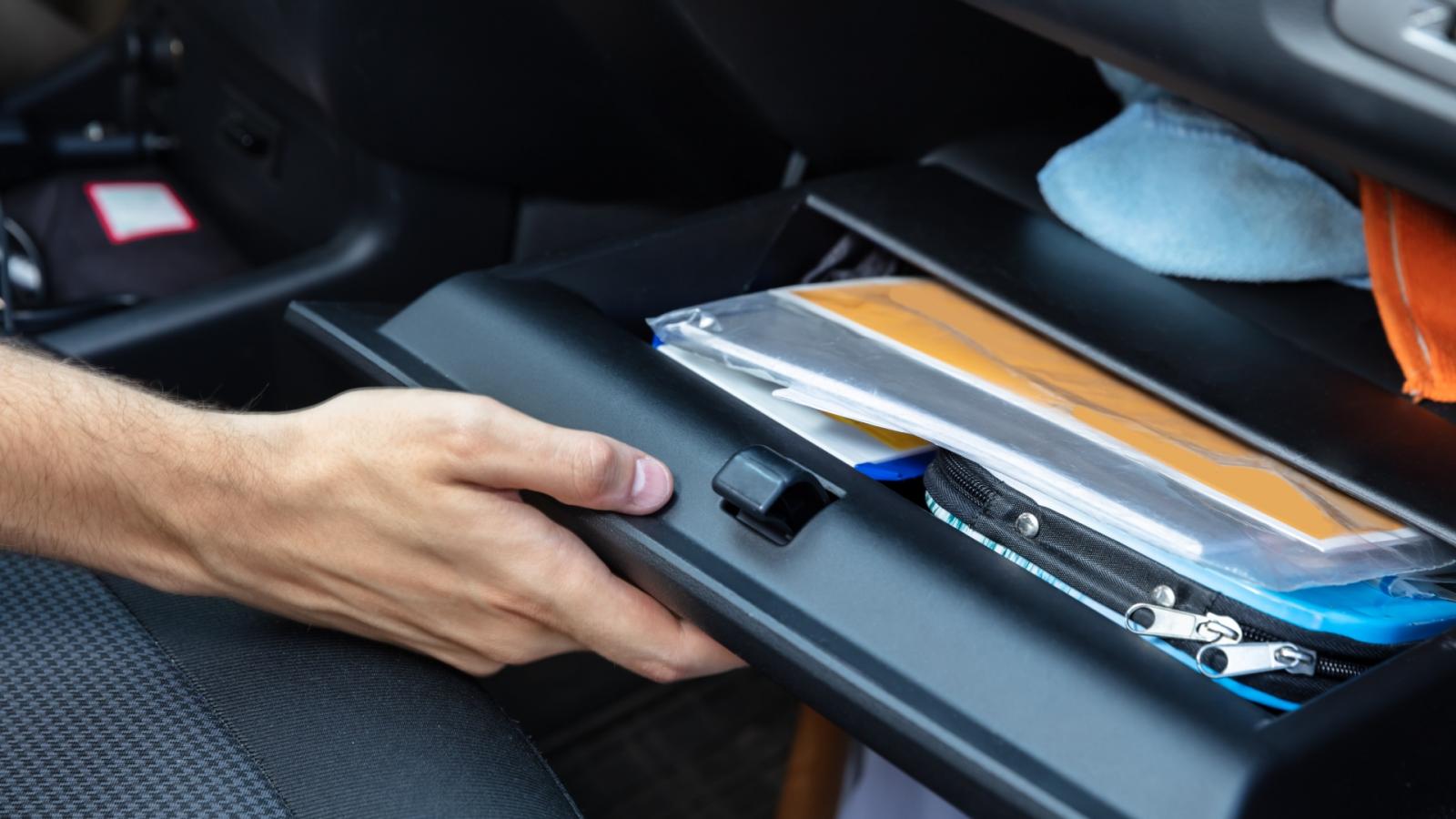 Κίνδυνος για το αυτοκίνητο: Τα δύο αντικείμενα που δεν πρέπει ποτέ να μείνουν μέσα