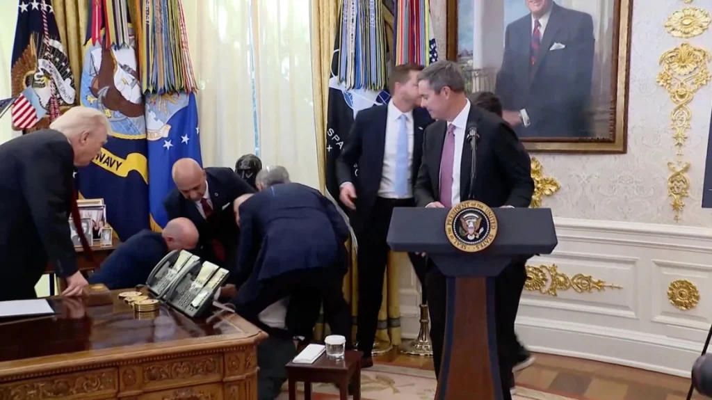 Βίντεο: H στιγμή που στέλεχος της φαρμακευτικής Novo Nordisk καταρρέει δίπλα στον Ν.Τραμπ