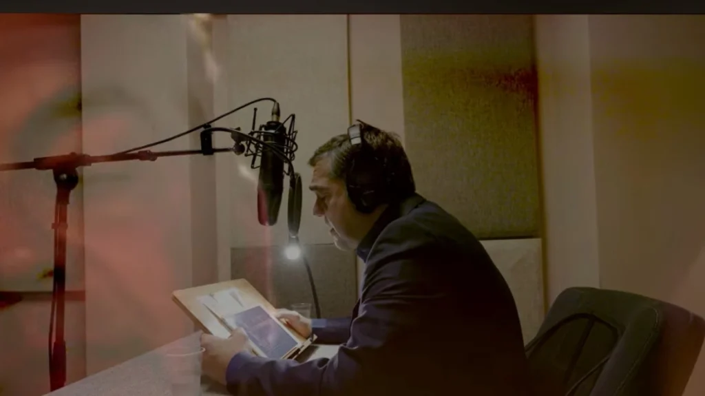 Στο στούντιο ηχογράφησης ο Α.Τσίπρας για το audiobook του βιβλίου «Ιθάκη»: Δείτε βίντεο
