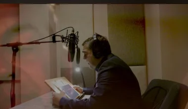 Στο στούντιο ηχογράφησης ο Α.Τσίπρας για το audiobook του βιβλίου «Ιθάκη»: Δείτε βίντεο