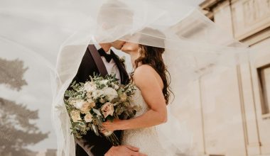 Βίντεο: Πώς μία γυναίκα κατάφερε να «κλέψει» όλη την προσοχή από τη νύφη στον γάμο