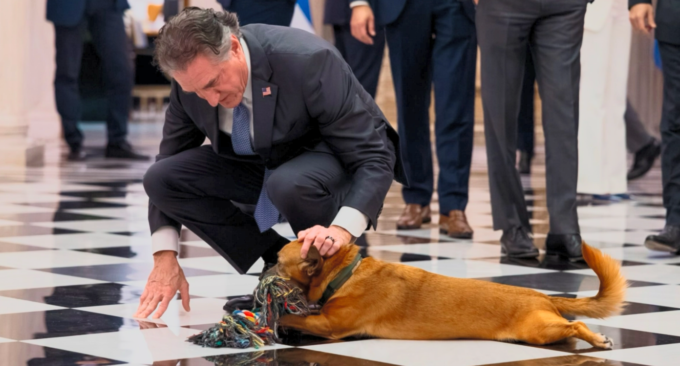 Πίνατ… ο τετράποδος «διπλωμάτης» στο Μαξίμου – Έκλεψε την παράσταση στις συνομιλίες για την ενέργεια