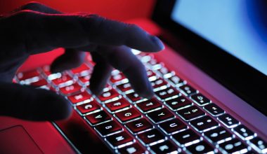 Βίντεο: Η αστυνομία στην Μίανμαρ καταστρέφει 10.000 υπολογιστές και τάμπλετ