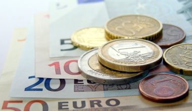 Βίντεο: Ρωσίδα που ζει στην Γερμανία καταγγέλλει ότι της «πάγωσαν» καταθέσεις και λογαριασμούς