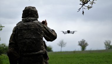 Ρώσοι στρατιώτες εναντίον ουκρανικών drones – Επίθεση μέσα σε δάσος