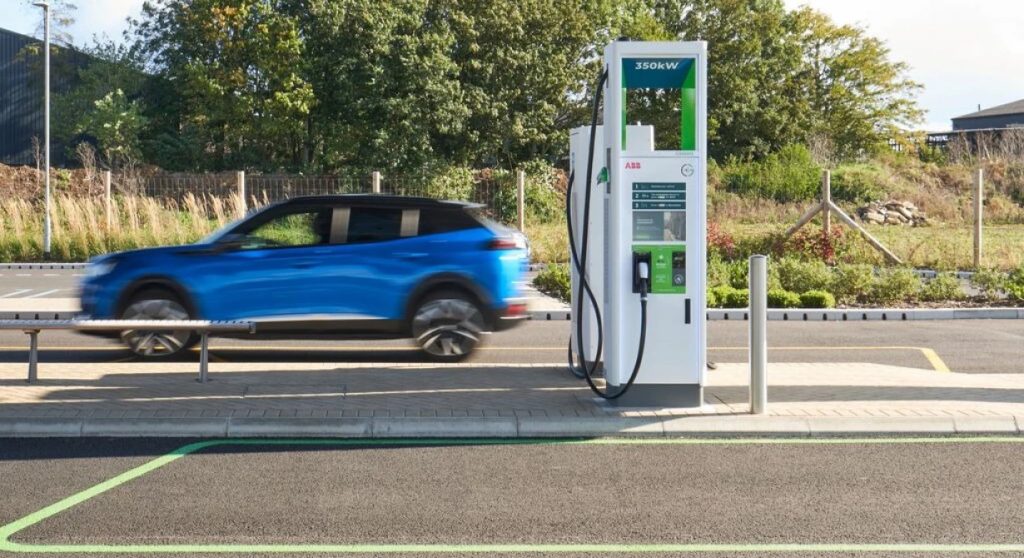 Βρετανία: Έρχεται η χρέωση ανά μίλι για τους οδηγούς ηλεκτρικών αυτοκινήτων