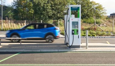 Βρετανία: Έρχεται η χρέωση ανά μίλι για τους οδηγούς ηλεκτρικών αυτοκινήτων