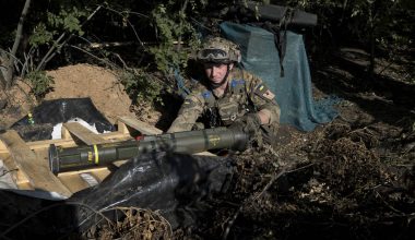 Ρώσοι στρατιώτες φωτογραφίζονται με τους σουηδικούς αντιαρματικούς AT4 που εντόπισαν στο Μίρνογκραντ – Δείτε βίντεο