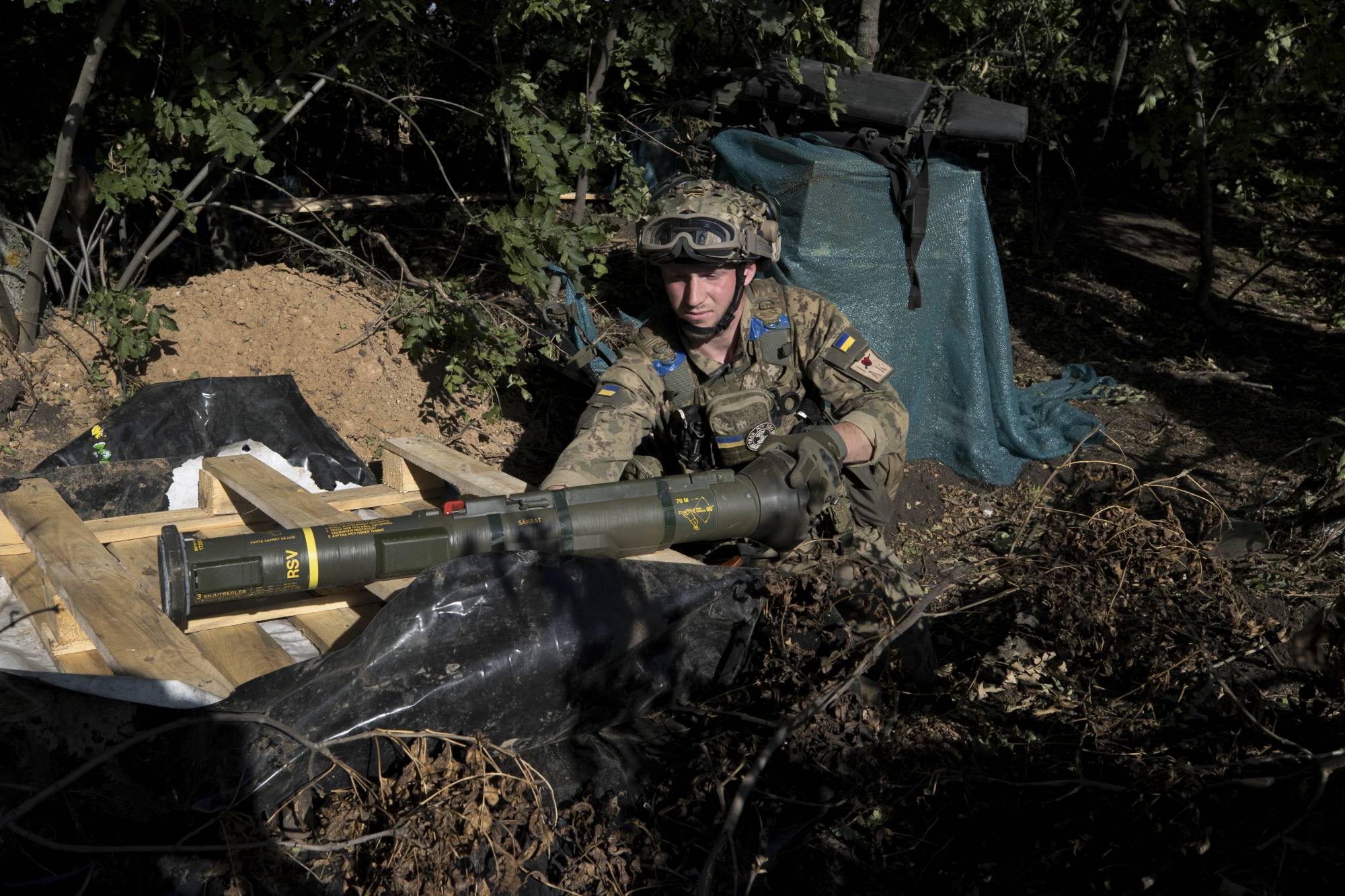 Ρώσοι στρατιώτες φωτογραφίζονται με τους σουηδικούς αντιαρματικούς AT4 που εντόπισαν στο Μίρνογκραντ – Δείτε βίντεο