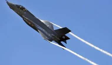 Μόλις 8 δευτερόλεπτα χρειάστηκε αμερικανικό F-35 για να διαλύσει έμφορτο σκάφος με 3 άτομα στην Καραϊβική (βίντεο)