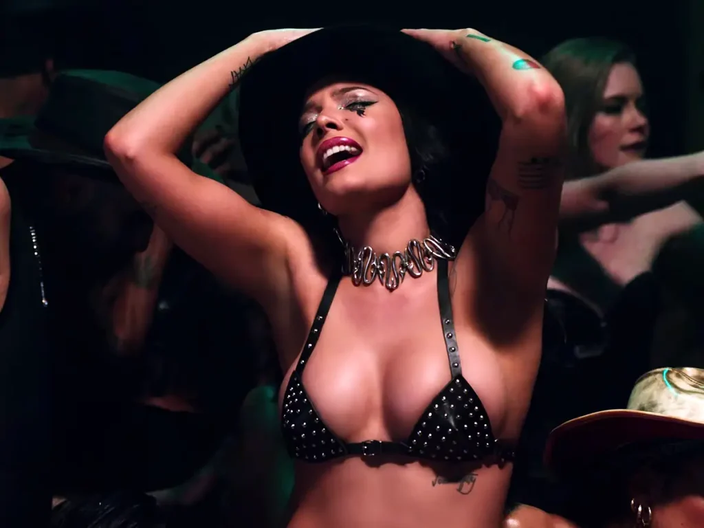 Βίντεο: Η στιγμή που θαυμάστρια της Halsey προσπαθεί να την… χουφτώσει