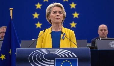 Ούρσουλα φον ντερ Λάιεν: «Είστε τυχεροί που είστε ελεύθεροι να διαδηλώνετε» – Εκείνη την στιγμή συνέλαβαν διαδηλωτή