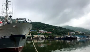 Ρωσία: H στιγμή που επιβατηγό πλοίο ανατρέπεται στην Καμτσάκα – Δείτε βίντεο