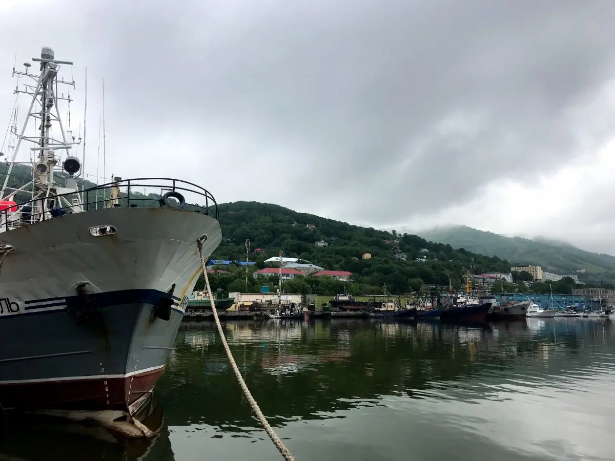 Ρωσία: H στιγμή που επιβατηγό πλοίο ανατρέπεται στην Καμτσάκα – Δείτε βίντεο